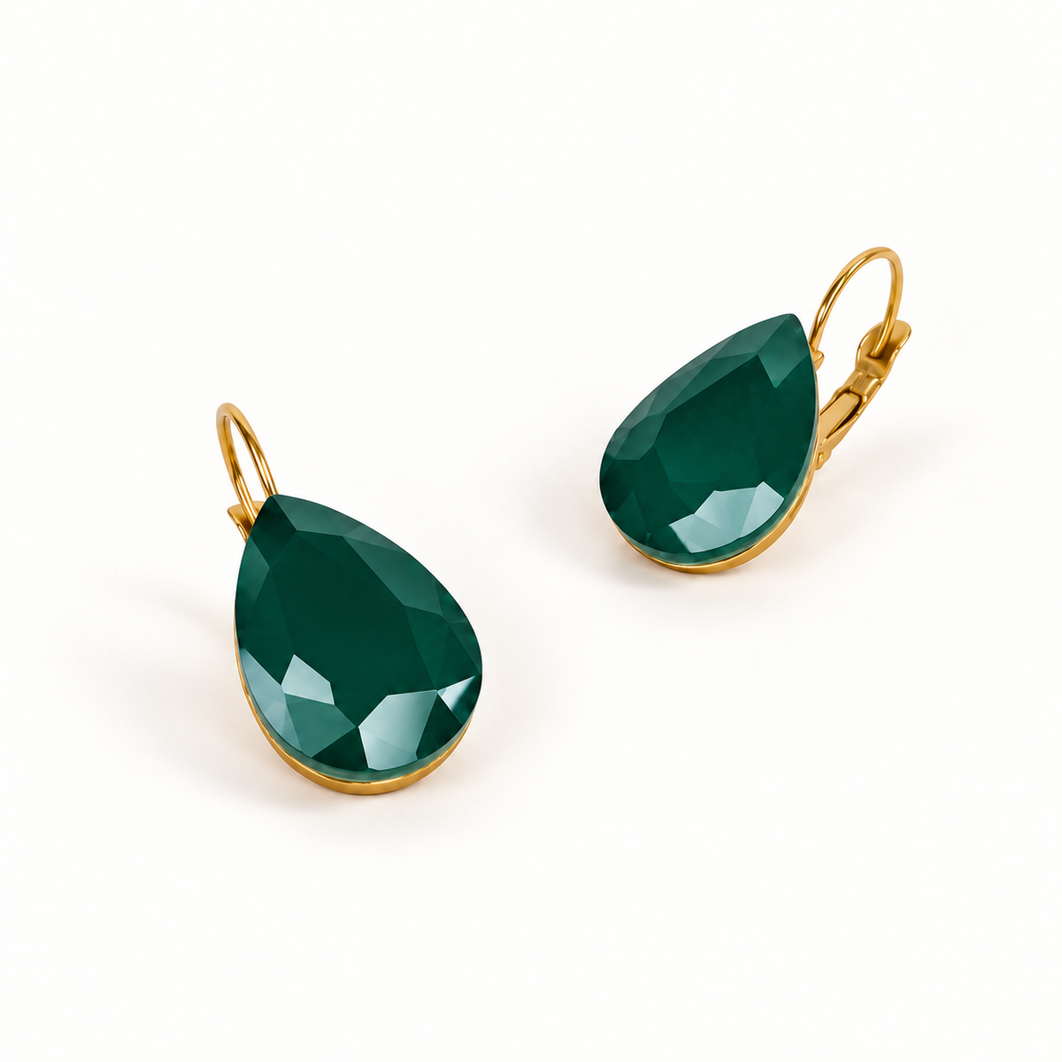Pendientes Rabat Verde con piedra gota sobre fondo claro